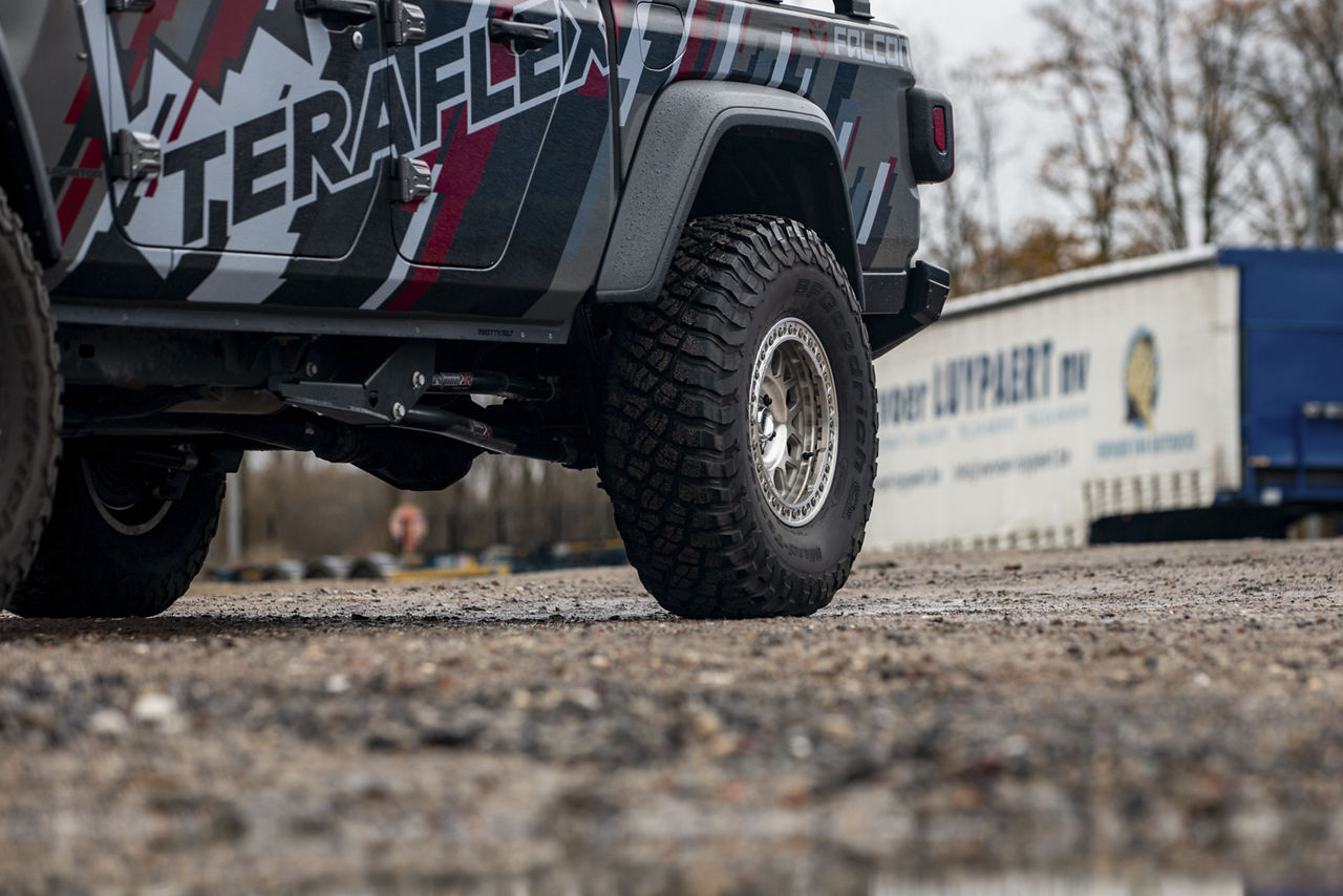2024 Jeep Gladiator - KMC GRENADE CRAWL BEADLOCK - Machined | KMC
